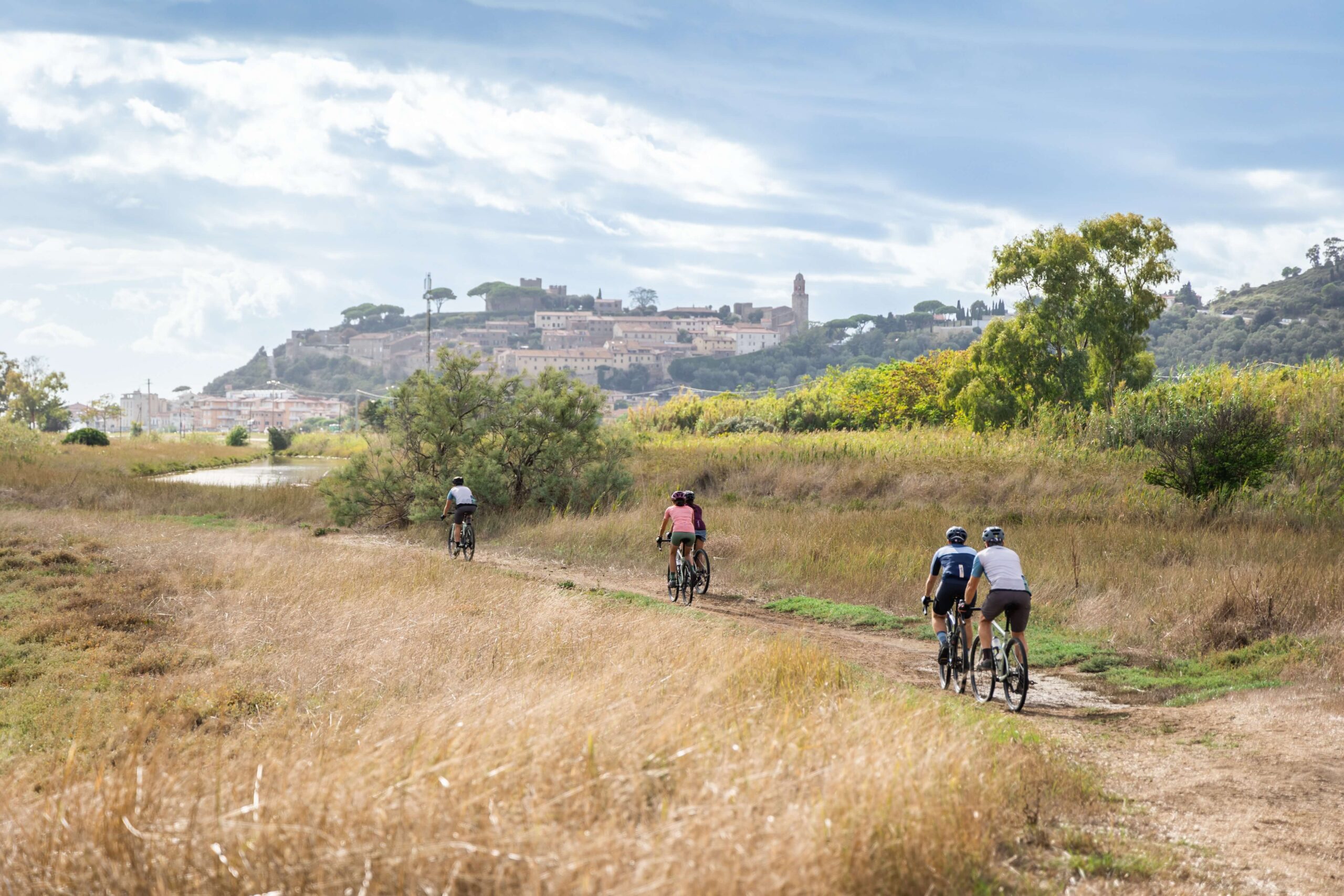 Ciclisti su percorso gravel verso Castiglione della Pescaia durante l’evento Unpaved Roads in Toscana