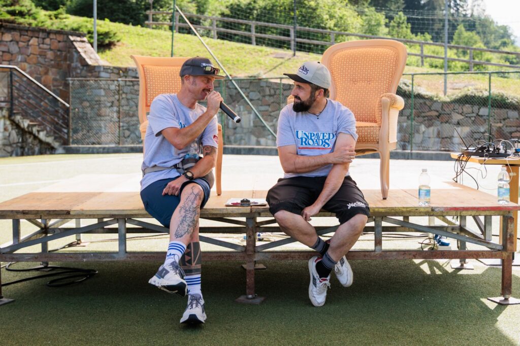 Passaggio dei ciclisti gravel nella zona di Dimaro Folgarida