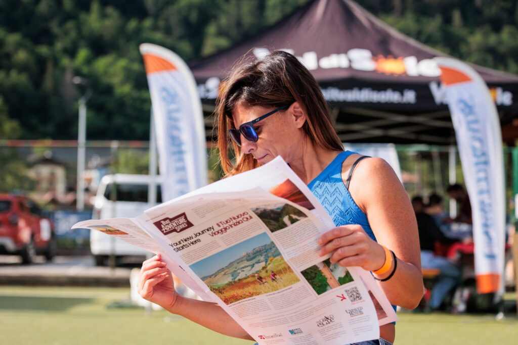 Momento di relax e ristoro per i partecipanti dell'evento gravel