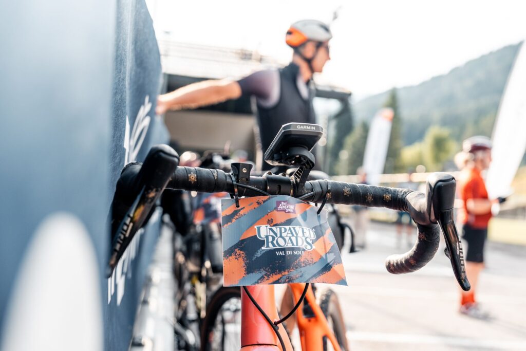 Banner e sponsor all'arrivo dell'evento Unpaved Roads Val di Sole