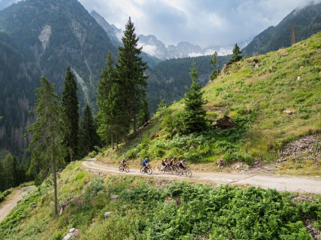 Vista aerea del gruppo di ciclisti gravel immersi nella natura della Val di Sole