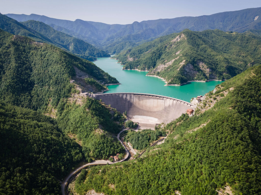 Vista aerea della Diga di Ridracoli e del lago turchese circondato dalle Foreste Casentinesi.